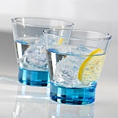 Zwei Gläser Wasser mit Eiswürfeln und Zitronenscheibe