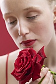 Junge Frau mit einer roten Rose