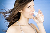 Frau trinkt ein Glas Mineralwasser
