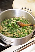 Spinatsuppe zubereiten: Spinat mit Reis andünsten
