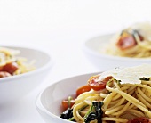 Spaghetti mit Spinat, Cocktailtomaten und gehobeltem Parmesan