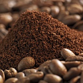 Frisch gemahlener Bio-Kaffee und Kaffeebohnen