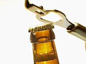 Bierflaschenhals mit Kronkorken und Flaschenöffner