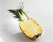 Eine Ananashälfte