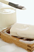 Joghurtmaske mit Pinsel und Seife