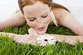 Junge Frau entspannt sich auf dem Gras