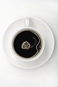 Eine weiße Tasse mit Kaffee