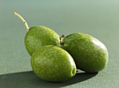 Drei grüne Oliven (Nahaufnahme)