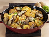 Pan-cooked potatoes and ceps