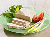 Tofu mit Basilikum und Gemüse auf Teller