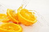 Orangenscheiben mit Wasser