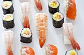 Verschiedene Nigiri- und Maki-Sushi