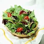 Gemischter Blattsalat mit Tomaten und Möhren
