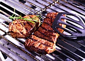 Steaks auf dem Grillrost