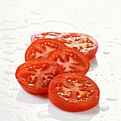 Mehrere Tomatenscheiben mit Wassertropfen