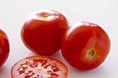 Ganze Tomaten und Tomatenscheibe