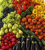 Verschiedene Gemüse- und Obstsorten (bildfüllend)