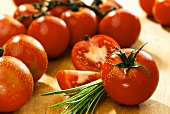 Tomaten mit Wassertropfen und frischer Schnittlauch