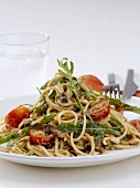 Spaghetti with raisins, cocktail tomatoes and rocket