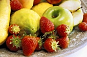 Obststillleben mit Äpfeln und Erdbeeren