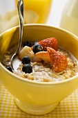 Porridge (Haferbrei) mit Milch und Beeren