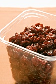 Getrocknete Cranberries in Plastikbehälter