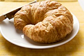 Ein Croissant auf Teller