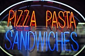 Leuchtschrift an einem Restaurant: Pizza Pasta Sandwiches