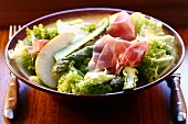 Green salad with pear, asparagus and bacon