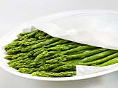 Grüner Spargel gekocht auf einer Platte