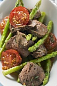 Roast beef with asparagus and tomatoes