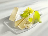 Brie in Stücken und Scheiben mit Weintrauben