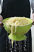 Frisch gekochte Spaghetti im Küchensieb