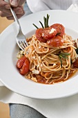 Spaghetti with tomatoes, goat's cheese and rosemary