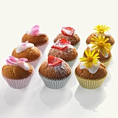 Mini-muffins with edible flowers