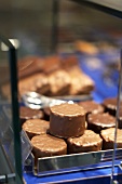 Schokoladenpralinen in der Verkaufstheke