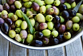 Grüne und schwarze Oliven in einer Schüssel