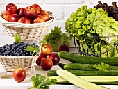 Frischer Salat, Gurken und Obst