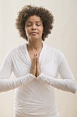 Junge Frau beim Meditieren