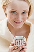 Junge Frau mit einer Tasse Kräutertee