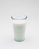 Ein Milchglas mit Milch