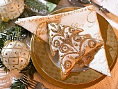 Christmas place-setting with white and gold tree ornament