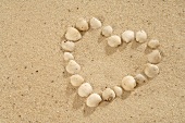 Herz aus Muschelschalen im Sand