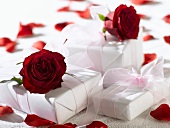 Weiß verpackte Geschenke mit roten Rosen