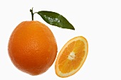 Orange mit Blatt und Orangenscheibe