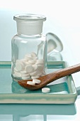 Schüssler Salze: Tabletten im Apothekerglas und auf Löffel
