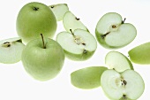 Grüne Äpfel, ganz, halbiert und Schnitze