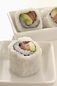 Inside-Out-Rolls mit Lachs und Avocado (Close Up)