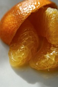 Clementine segments with peel
