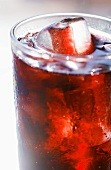 Roter Fruchtsaft mit Eiswürfeln in einem Glas
